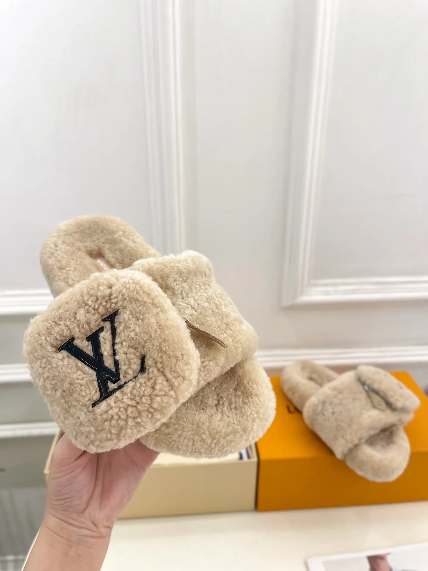👟👟Ex-factory price 480👟👟 | Louis Vuitton 25𝐬𝐬 🧡💚2025 spring and summer new style top version⚠️ The counter features the latest LV wallet fur slippers, new hard goods🆕 ❥BS purchasing level! Full of high-end feel! A popular model among bloggers at home and abroad, it’s retro and fashionable and looks amazing on your feet! Mainly recommended model on the official website★ ━━━━━ ЅᏇєєt ━━━━━ ▪️Upper: Original custom-made wool ▪️Lining: imported goat hair lining ▪️Outsole: Original custom-made non-slip outsole ▪️Heel height: flat ▪️Shoe size: 35-39 (40.41.42 customization is not returnable)